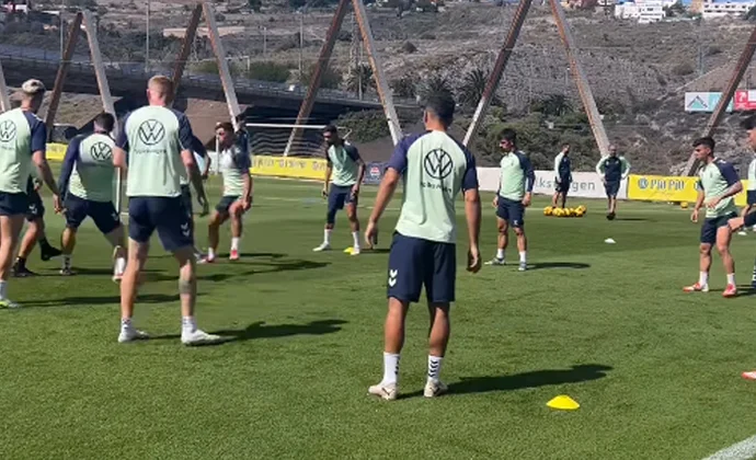 Januzaj y Marc Cardona aparecen con el grupo en una sesión a puerta cerrada