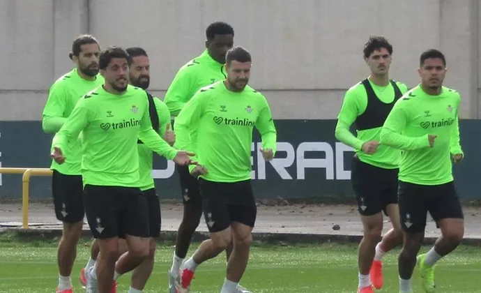 Bakambu vuelve al grupo y Abde se ausenta por un golpe