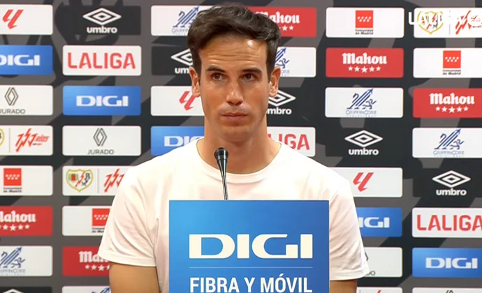 Íñigo Pérez analiza la derrota, evita referirse al árbitro y habla de Isi y Pedro Díaz