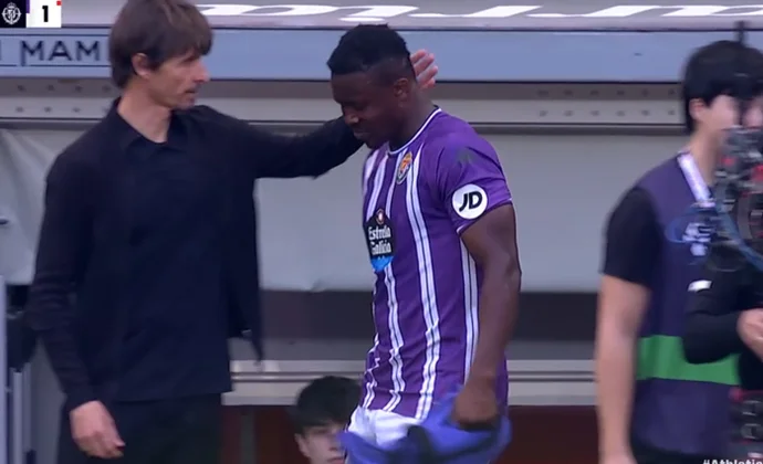 Joseph Aidoo cayó lesionado en el partido de San Mamés