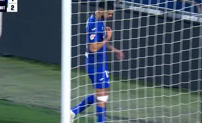 Alderete pidió el cambio casi al final del partido por molestias en la cadera