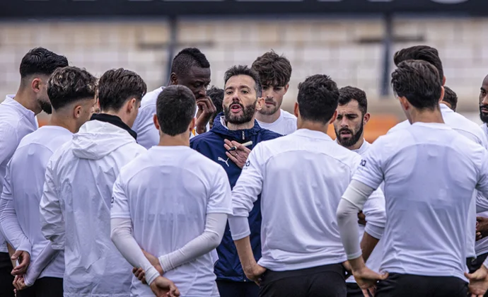 El Valencia se ejercitó este domingo con la única baja de Thierry