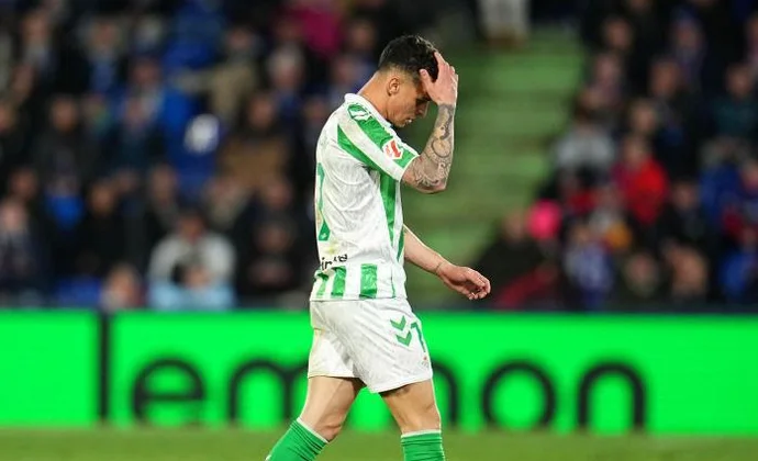 El Betis recurrirá la tarjeta roja que Antony vio en el Coliseum