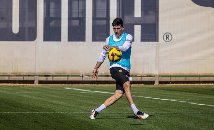 El Valencia inicia la semana de trabajo con la única baja de Thierry