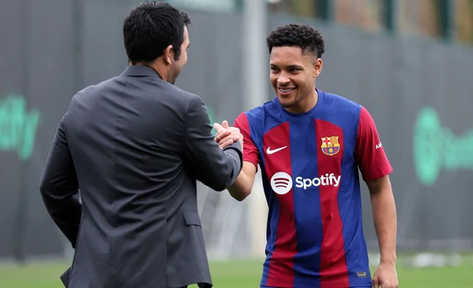 Barcelona y Palmeiras se percatan de que el traspaso de Vitor Roque no puede cerrarse tras un mes negociando