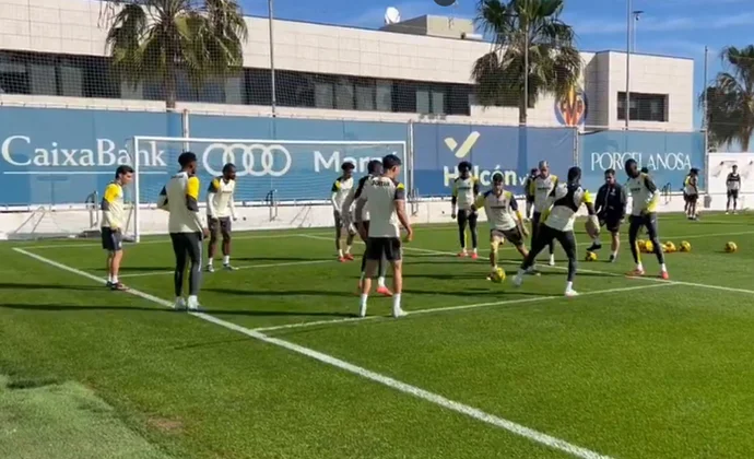 Kiko Femenia se prueba con el grupo y Pedraza gestiona las cargas