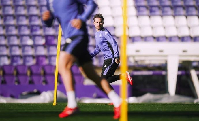 Sylla salta al césped en Los Anexos y todavía no está descartado