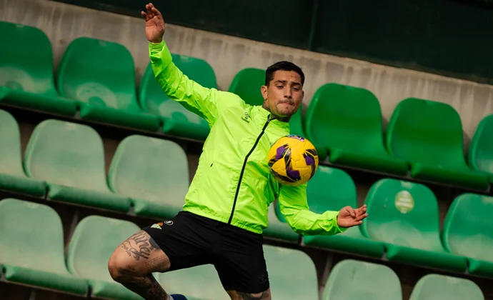 Carvalho vuelve al grupo, pero Bellerín y Abde continúan al margen