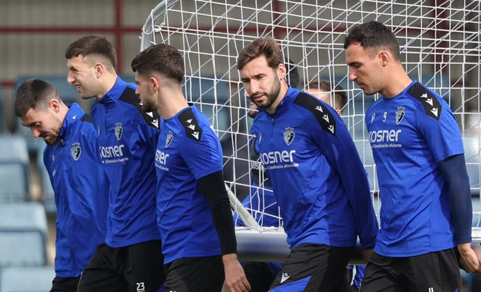 Aimar Oroz se incorpora al grupo en la parte final del entrenamiento y disputa el partidillo