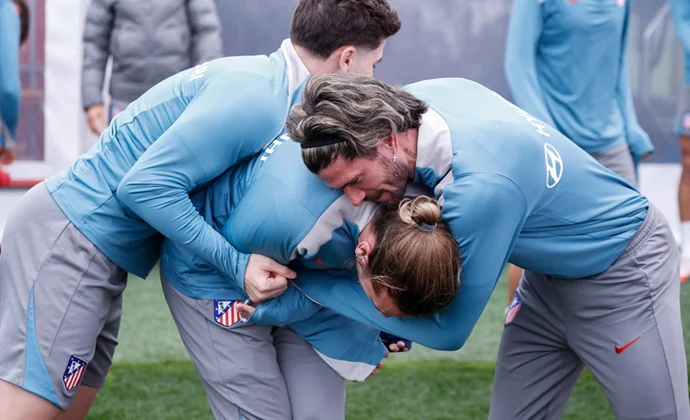 Azpilicueta y Koke, únicas bajas en la sesión previa al partido