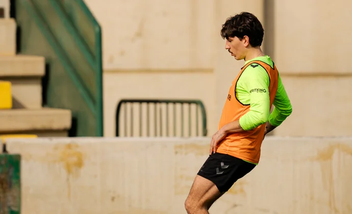 Bellerín vuelve al grupo, Abde sigue al margen y Vitor Roque pone rumbo a Brasil