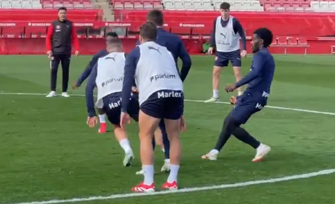 El sospechoso ejercicio de Míchel con diez jugadores con peto blanco