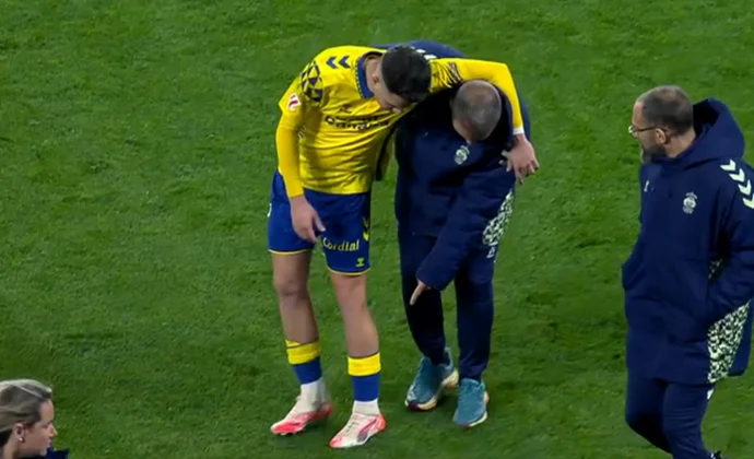 Mika Mármol, sustituido en el descanso por molestias en el tobillo