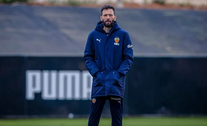 Hugo Duro no entrena por un golpe y Corberán ensaya con Sadiq