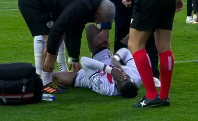 Nteka y Mumin se retiran lesionados del partido contra el Sevilla