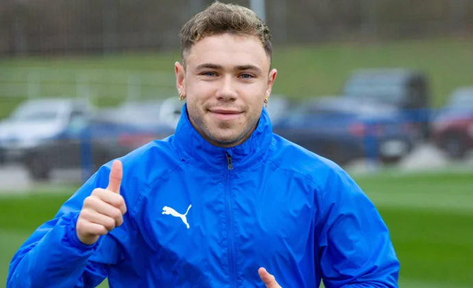 Conechny ya pisa césped, pero sigue al margen del grupo