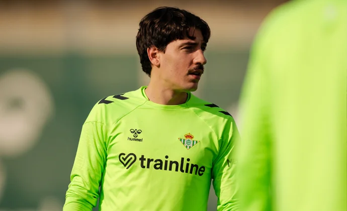 Antony, Rodríguez, Carvalho y Bellerín con el grupo. Ángel Ortiz baja al filial