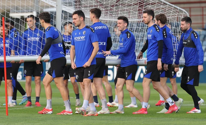 Vicente Moreno ensaya con tres centrales y Juan Cruz se retira con molestias