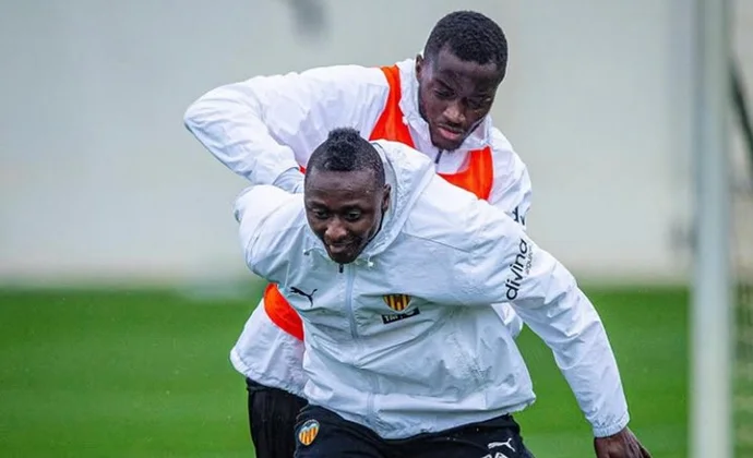 Corberán insiste con la pareja Mosquera-Diakhaby en una sesión con solo dos bajas