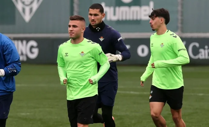 Vuelta al trabajo sin Lo Celso ni Marc Roca y con recuperación para los titulares del jueves