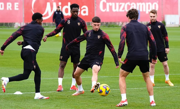 El Sevilla completa la última sesión sin los tres lesionados