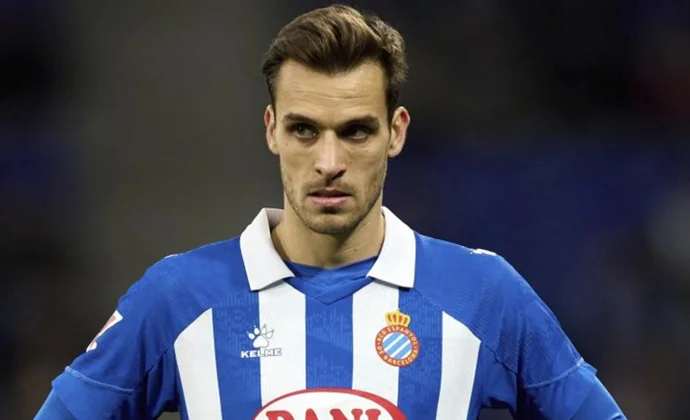 La convocatoria de Hinojo deja al descubierto la situación contractual que atraviesa Oliván