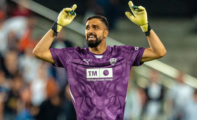 Medios de Valencia abren el debate en portería tras los errores de Mamardashvili