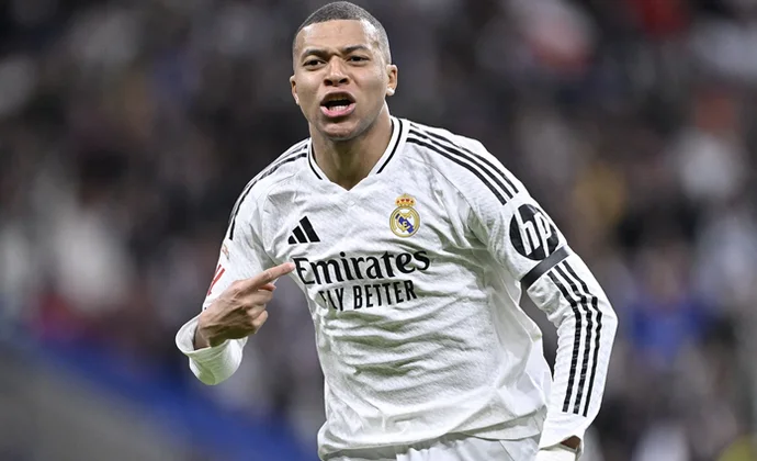 Mbappé sufre un golpe en el tobillo y será evaluado mañana