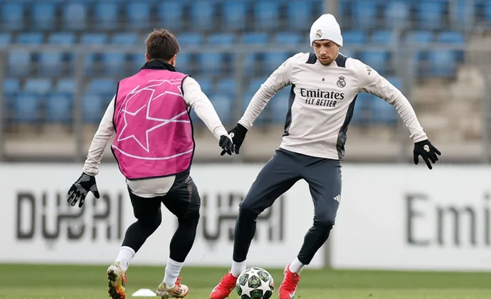 Mbappé se ejercita al margen en la sesión previa al derbi de Champions