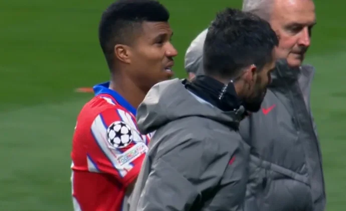 Los calambres provocaron el cambio de Reinildo en la prórroga