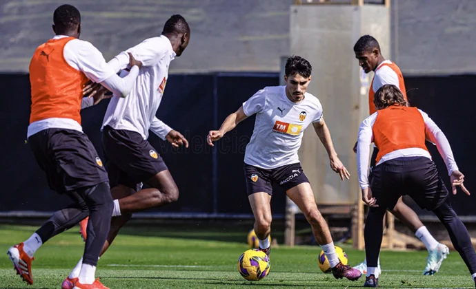 Luis Rioja no entrena por una sobrecarga y Pepelu se retira por un golpe