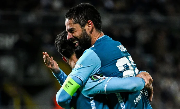 Isco terminó el partido en Guimaraes cojeando por un golpe
