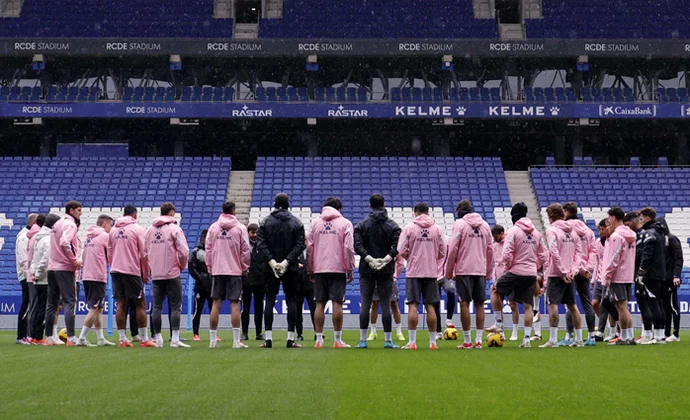 Álvaro Tejero no se ejercita por unas molestias y es baja para mañana