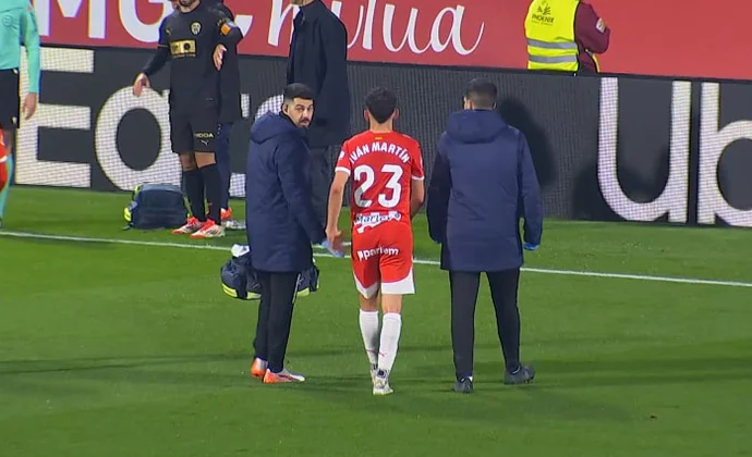 Iván Martín se retira del partido contra el Valencia por molestias en los isquiotibiales