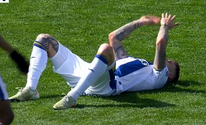 Raba pidió el cambio por calambres y Neyou por molestias en el muslo