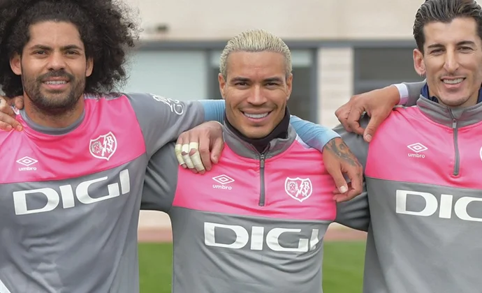 Raúl de Tomás suma un entrenamiento más con el grupo