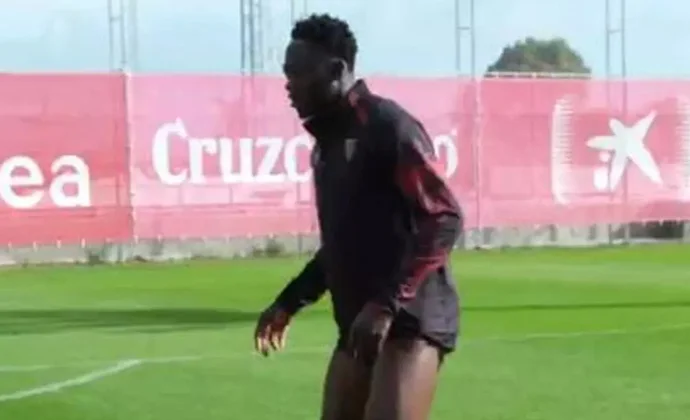 Akor Adams se ejercitó en solitario en el primer día de descanso del Sevilla