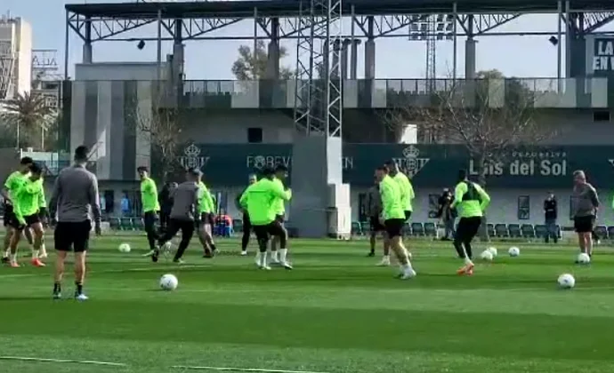 Adrián retomó el trabajo grupal, pero Isco volvió a gestionar las cargas este viernes