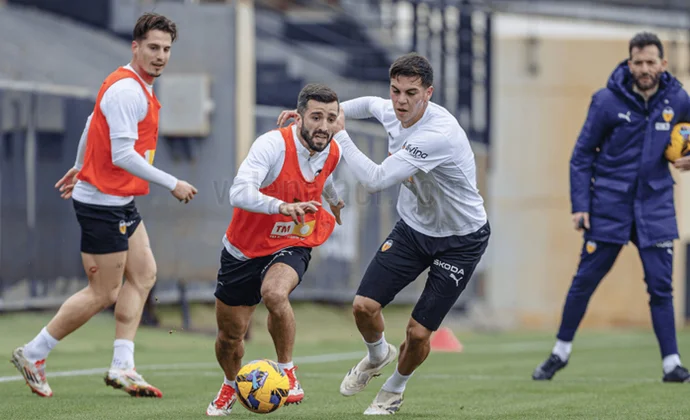 El Valencia cierra la semana de trabajo sin Iván Jaime y Fran Pérez, pero con Hugo Duro parcialmente