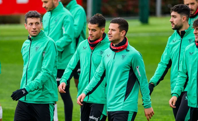 Paredes vuelve al grupo, Sancet y Unai Simón hacen una parte