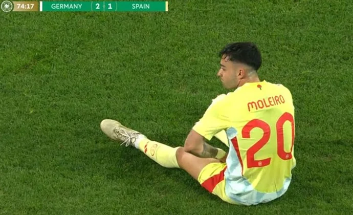 Alberto Moleiro pide el cambio por molestias en el aductor