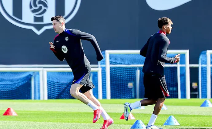 Cubarsí se prueba con el grupo. Lewandowski y Fort regresan