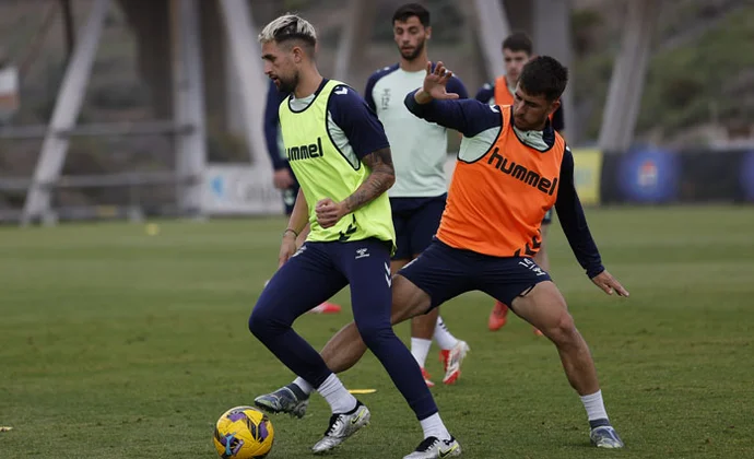 Januzaj resurge y agrada a Diego Martínez, que pone el foco en Sandro y Moleiro