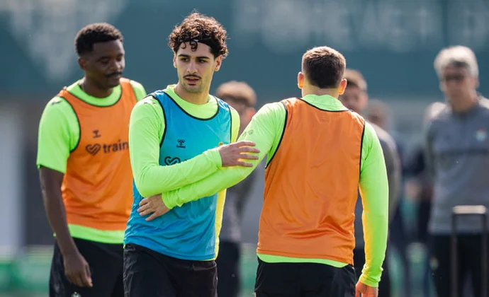 Lo Celso gestiona las cargas al margen este miércoles