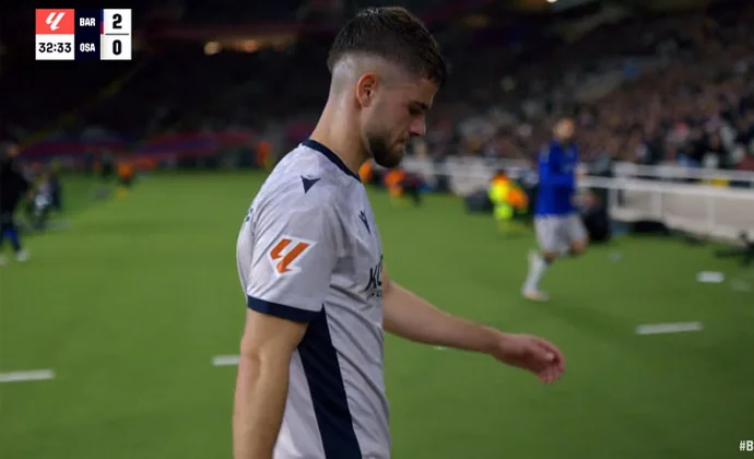 Iker Muñoz pide el cambio antes del descanso por problemas físicos