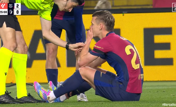 Dani Olmo se retira del partido por molestias en el aductor