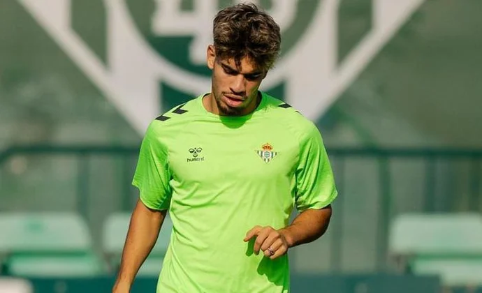 Abde se retiró de la sesión en el Villamarín por molestias en el tobillo