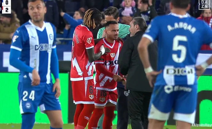 Álvaro García termina siendo sustituido por un golpe en el tobillo