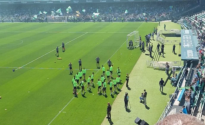 Sesión del Betis en el Villamarín con la única baja de Marc Roca