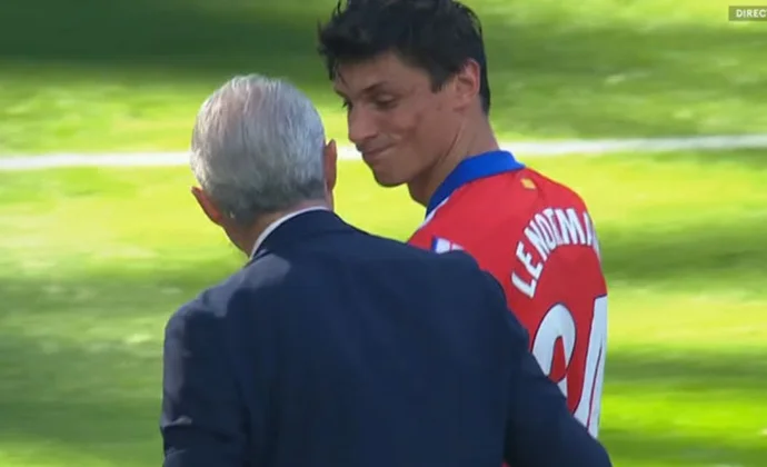 Robin Le Normand, sustituido tras recibir otro golpe en la cabeza